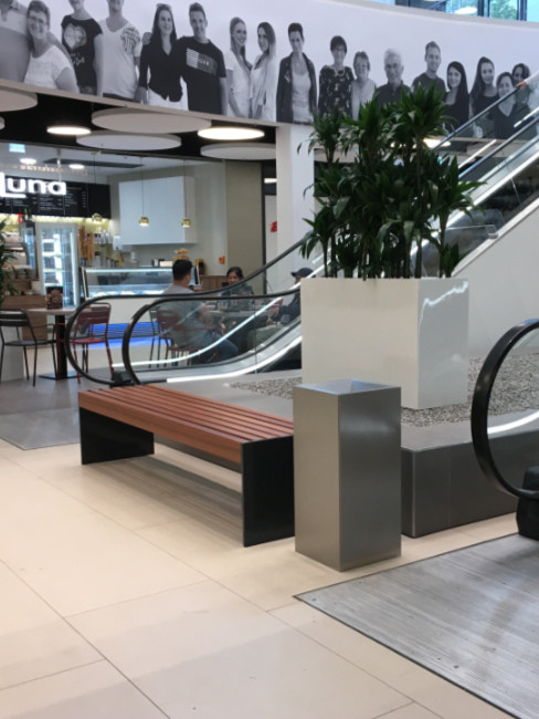 VIGIO Sitzbank mit Stahlwangen und Buchenholzleisten mit Abfallbehälter SN-240