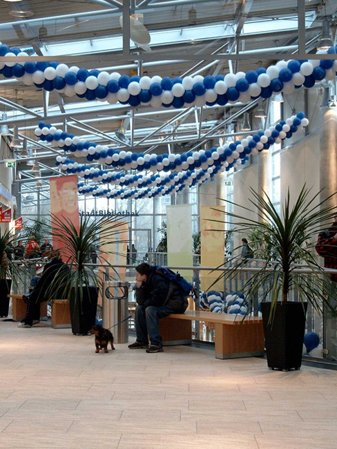 LENTO Sitzbank mit Buchenholzleisten und Edelstahlsockel sowie SN-140 Standascher aus Edelstahl